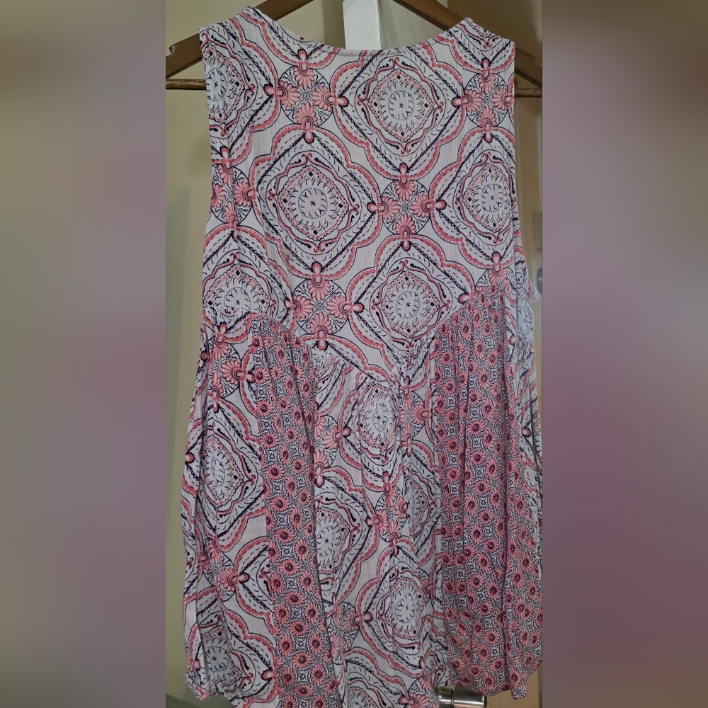 Crown & Ivy Pink and White Patterned Top Women Floral Sleeveless - Picture 3 of 7